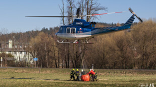 6 hodin hasili požár lesa v Zátoru, pomáhal i vrtulník