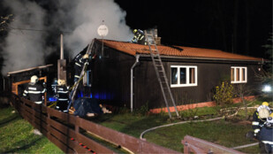 V Ostravici hořela dřevěná chata, škoda je 600 tisíc korun