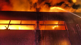 Hasiči zasahovali u nočního požáru výrobní linky a střechy haly, škoda za 200 milionů korun
