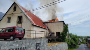 Neopatrnost způsobila požár střechy bývalého kina v Janově na Bruntálsku