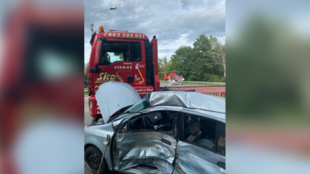 U Studénky se srazilo nákladní auto s osobním vozem, řidič kolizi nepřežil