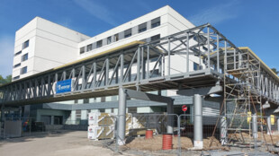 V opavské nemocnici pokračuje stavba nadzemních koridorů mezi pavilony