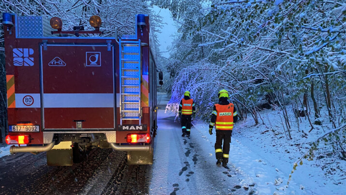 Sníh zaměstnal i hasiče v Moravskoslezském kraji