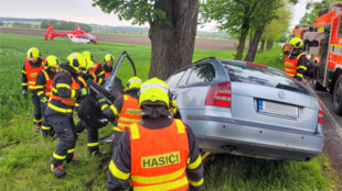 Mezi Antošovicemi a Šilheřovicemi bouralo auto do stromu, řidič zemřel