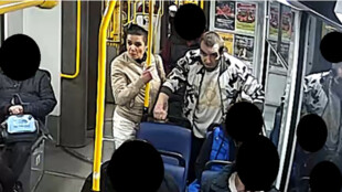 Roztržka v tramvaji skončila napadením, poškozenému pak žena ukradla batoh, policie pátrá po dvou osobách