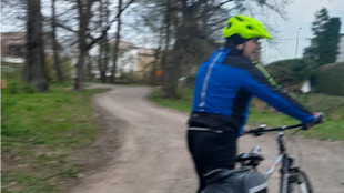 Policisté vyšetřují výtržnictví v Kravařích a potřebují ztotožnit cyklistu