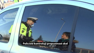 Policisté kontrolovali propustnost fólií na sklech aut