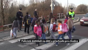 Policisté dohlíželi na děti u přechodů pro chodce