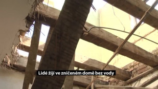Lidé stále žijí ve zničeném domě bez vody