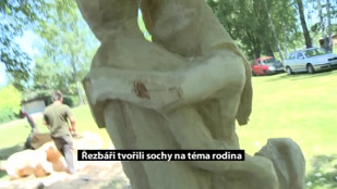 Řezbáři tvořili sochy na téma rodina