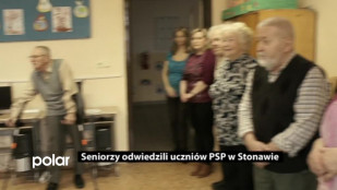 Seniorzy odwiedzili uczniów PSP w Stonawie