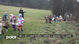Děti z MŠ v Lubně nejdříve dobrotami potěšily zvířátka a pak se radovaly z dárků pod stromečkem