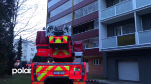Požár bytu kvůli hoverboardu, část obyvatel domu musela být evakuována v maskách