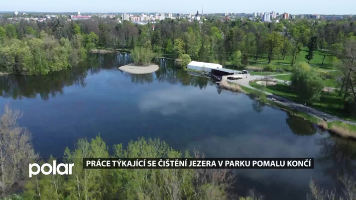 Práce týkající se čištění jezera v parku Boženy Němcové pomalu končí