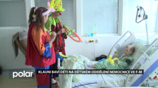 Klauni z Balónkova baví děti na dětském oddělení Nemocnice ve Frýdku-Místku