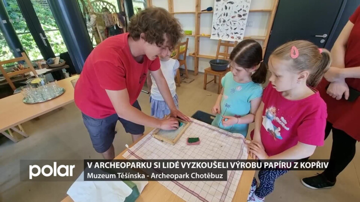 V archeoparku si lidé vyzkoušeli výrobu papíru z kopřiv