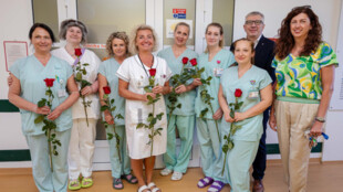 Ředitel FNO s náměstkyní pro ošetřovatelskou péči poděkovali růží nelékařům za jejich práci