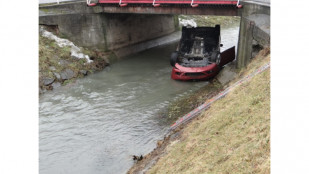 Auto skončilo v potoce Bílovka, hasiči ho ale bezpečně vyprostili