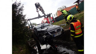 Havarované auto v Jistebníku musel vytáhnout hasičský Bison