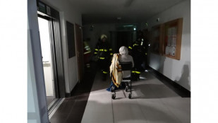 Hořela střecha DPS Kamenec v Ostravě, prý ji podpálila světlice