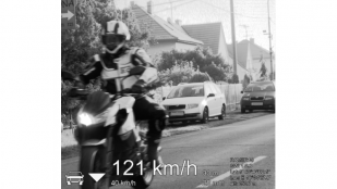 121 km/h u školy ve Studénce! Motorkáře zastavila až policie