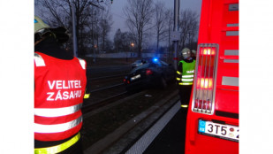 Ostravští hasiči vyprošťovali octavii z tramvajových kolejí