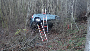 Hlučínští hasiči vyprošťovali osobní auto z porostu