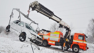 Hasiči vyprostili auto z příkopu v Ostravě-Hrušově