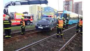 Ranní srážka auta s tramvají