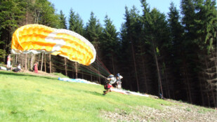 Paraglidista se zřítil pod Javorovým