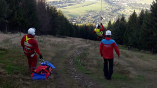 Dva turisté potřebovali v Beskydech pomoc, záchranáři se k nim dostali pomocí vrtulníku