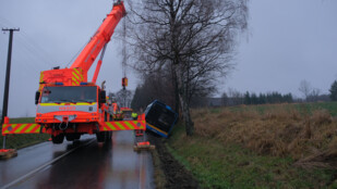 Autobus skončil v příkopu na Frýdecko-Místecku, zasahoval hasičský jeřáb i vyprošťovací speciál