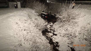 Osobní auto spadlo na Rýmařovsku do potoka, cestujícím se nic nestalo