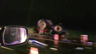Traktor skončil na střeše. Nehoda mezi Ostravou a Havířovem zastavila dopravu