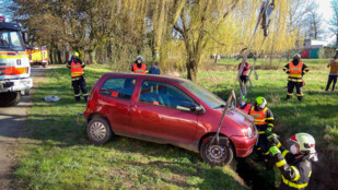 Nezabržděné auto sjelo ve Studénce do potoka, ven ho dostala hasičská vyprošťovací Tatra