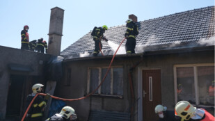 Požár rodinného domu v Hladkých Životicích zaměstnal 7 jednotek hasičů