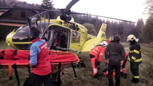 Horolezec se zřítil ze skály na Bruntálsku, po desetimetrovém pádu uvízl ve špatně přístupném terénu