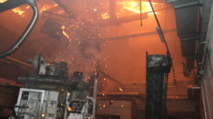Noční požár v Rýmařově, oheň zachvátil střechu haly s pecí na hliník