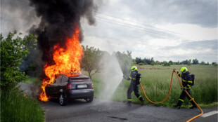 U Bílova hořelo osobní auto, u Havířova dodávka