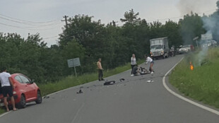 Záchranáři spěchali ke zraněnému motorkáři. Vrtulník ho přepravil do fakultní nemocnice