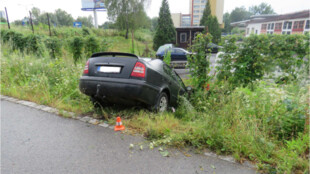 Opilý a zdrogovaný pár bez papírů ujížděl před policií a v Ostravě havaroval. V autě vezli čtyřleté dítě, policie hledá svědky