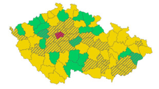 Zavřené střední školy, u stolu v hospodě 6 lidí, hudební výchova bez zpěvu, sport bez diváků. Vláda vyhlásila nouzový stav i nová nařízení