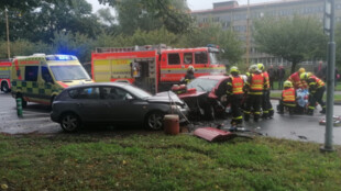 Po nehodě museli hasiči zraněnou a zaklíněnou řidičku vystříhávat. Zasahovali i u dalších kolizí