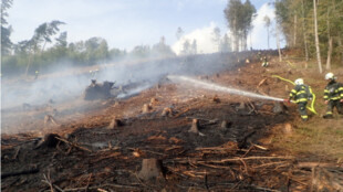 Za obrovský požár lesa na Ondřejníku může nedbalost, hasiči evakuovali hosty restaurace
