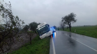 Řidič linkového autobusu sjel v Opavě do příkopu, jedna cestující skončila v nemocnici