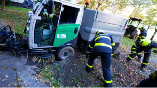 V Ostravě uvízl zametací vůz, povolaní hasiči použili na jeho vyproštění lopaty a naviják