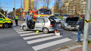 Policisté zjišťují, který z řidičů vjel do křižovatky na zelenou a který nedal přednost