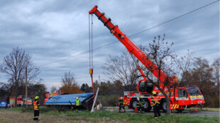 V Řepištích havaroval autobus, z příkopu ho vyprošťovali hasiči, řidič dostal pokutu