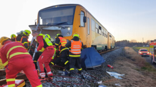 Další střet auta a vlaku na Frýdecko-Místecku. Pro řidiče přiletěl vrtulník, těžce zraněna byla i nezletilá dívka