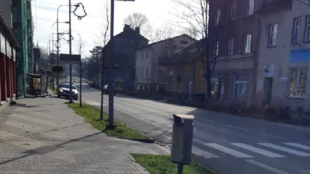 Agresivní zloděj přepadl v Třinci starší manželský pár, muže zbil a ženě ukradl kabelku, předtím okradl maminku s kočárkem